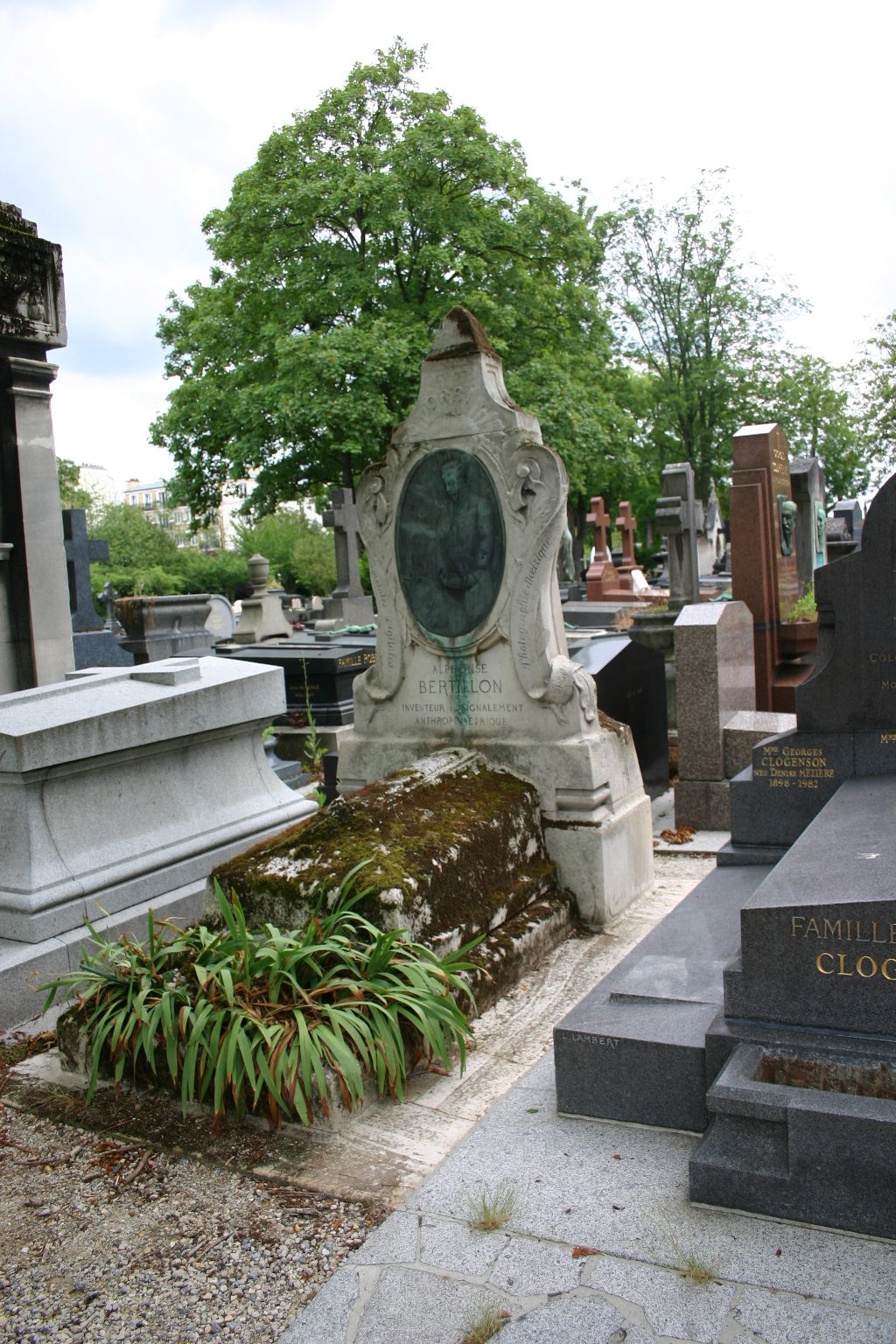 Alphonse Bertillon's tomb, Pere Lachaise Cemetery, Paris - 01.JPG